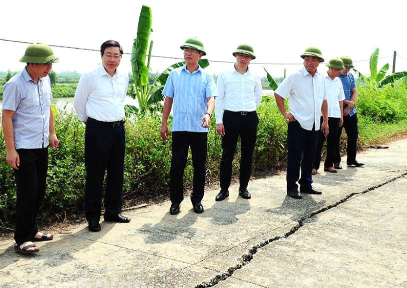 A working group of the Ninh Binh Provincial People's Committee inspected the work of preventing and fighting storm No. 3 in Kim Son district. Photo: Dieu Anh