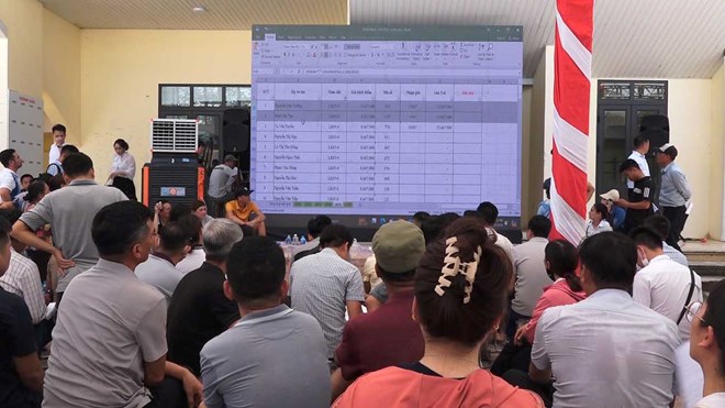 People participate in bidding at a land auction in Thanh Oai district. Photo: Cao Nguyen