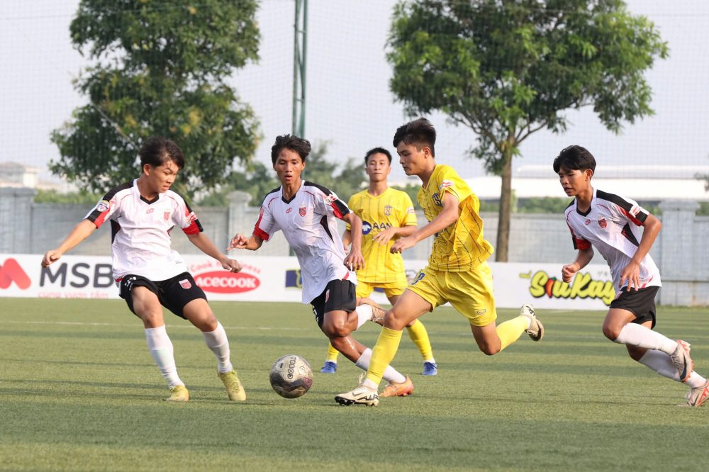 U15 Sông Lam Nghệ An (áo vàng) gặp nhiều khó khăn trước U15 Long An. Ảnh: VFF