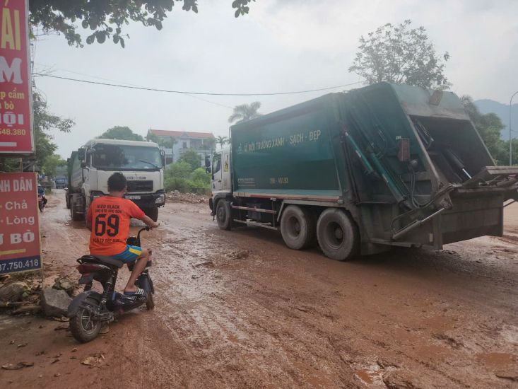 Tuyến đường nối Tỉnh lộ 35 đến Quốc lộ 2 xuống cấp nghiêm trọng. Ảnh: Đặng Tiến