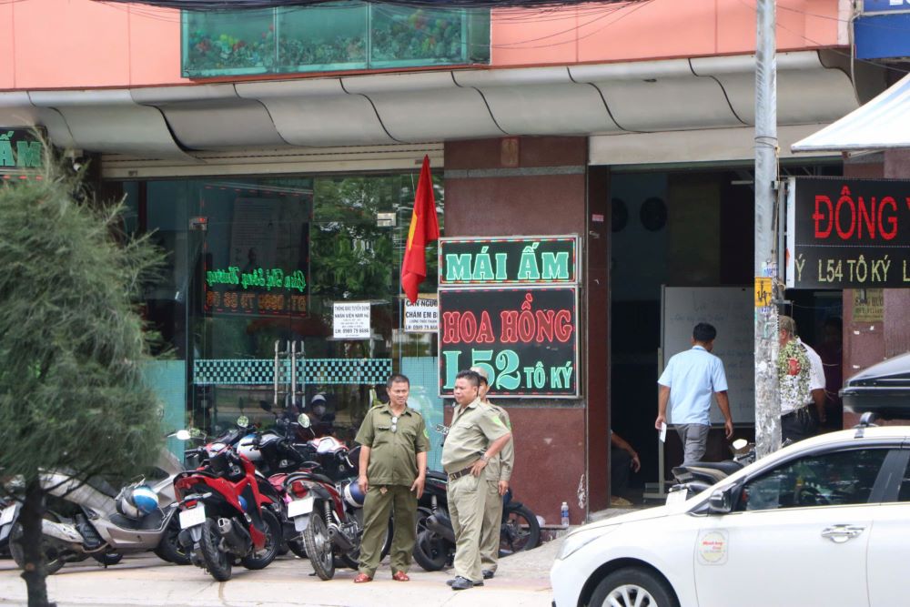 Công an có mặt kiểm tra tại Mái ấm Hoa Hồng (Quận 12, TPHCM) hôm 4.9. Ảnh: Anh Tú