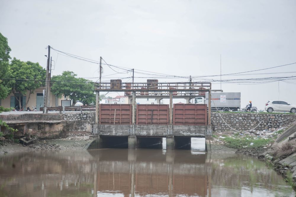 Cơ quan chức năng tiến hành tháo van cống tiêu ở thị trấn Diêm Điền, huyện Thái Thụy để chủ động tiêu hết nước trước khi mưa, bão đổ bộ. Ảnh: Nam Hồng