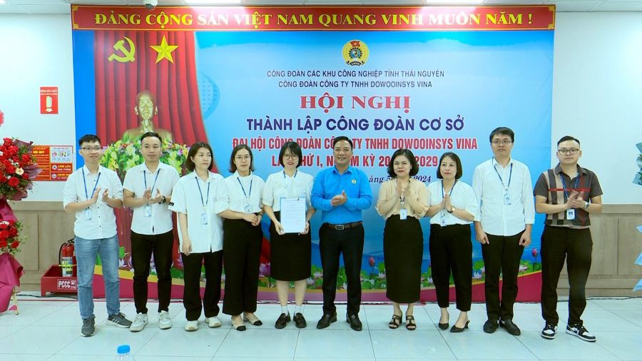 Công đoàn các KCN tỉnh Thái Nguyên trao quyết định thành lập CĐCS và kết nạp đoàn viên tại doanh nghiệp có vốn FDI. Ảnh: Công đoàn Thái Nguyên