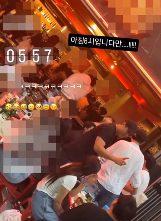 Hwang Jae Gyun appeared at a bar. Photo: Naver