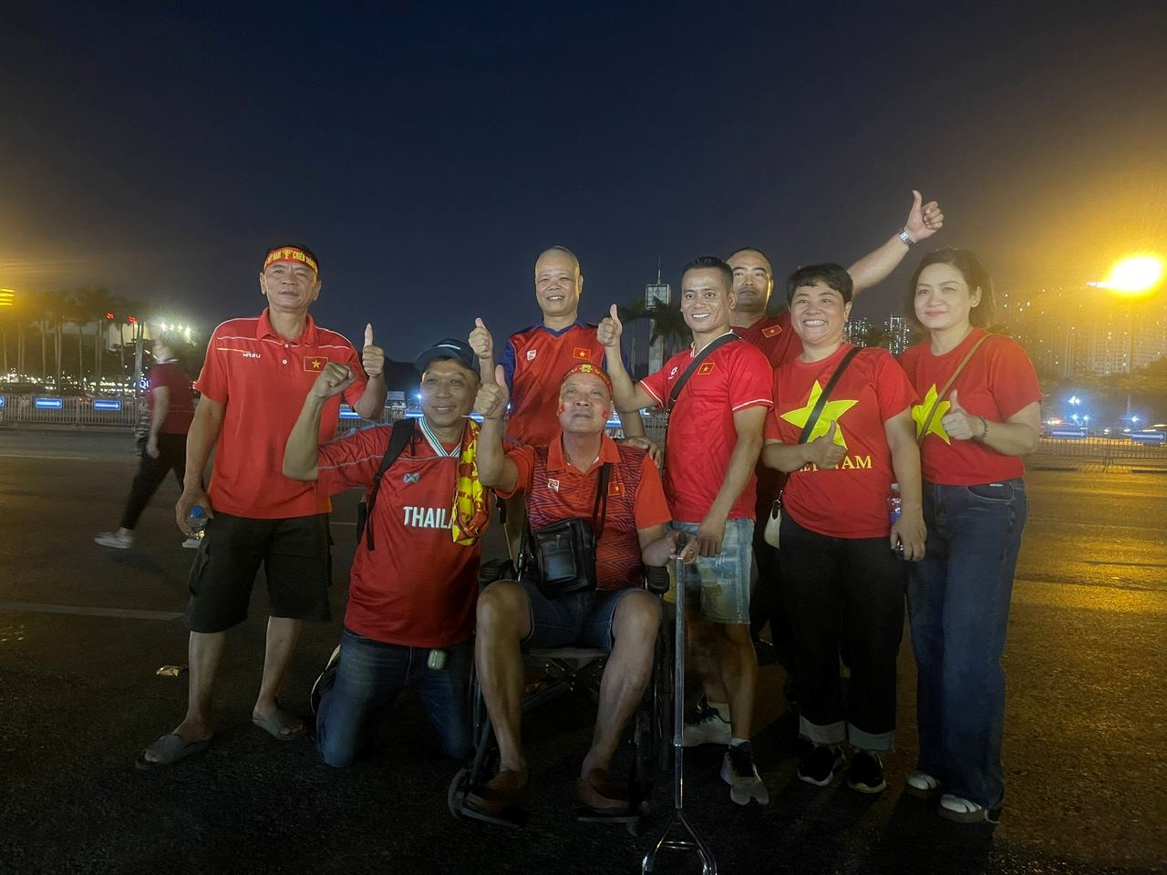 Người hâm mộ cổ vũ trận giao hữu giữa tuyển Việt Nam và tuyển Nga. Ảnh: Hoàng Huê