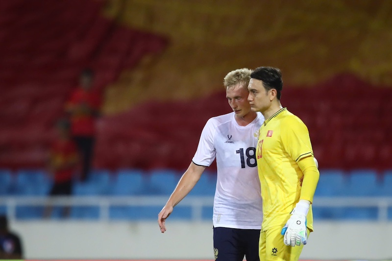 Goalkeeper Van Lam receives encouragement from the opposing team's players. Photo: VFF