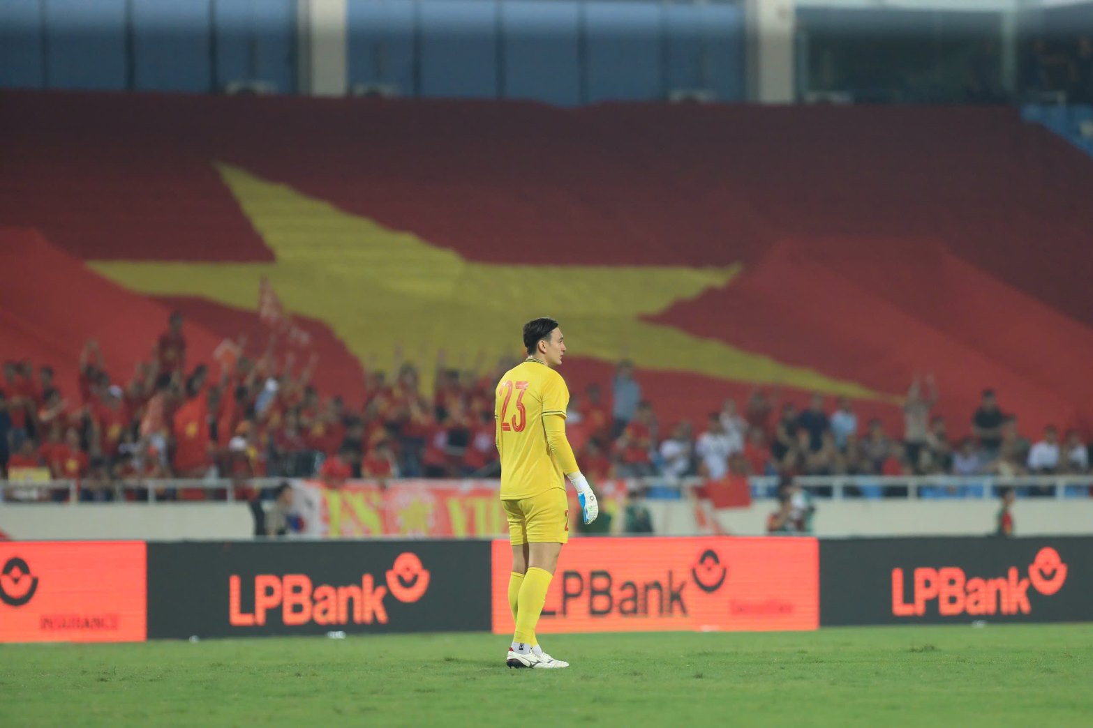 Goalkeeper Van Lam had a hard day's work against the sharp attacks of the Russian team's stars.