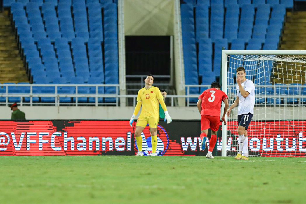 In the 62nd minute, Van Thanh passed the ball back but Dang Van Lam missed the kick, the ball slowly rolled into the net. The goalkeeper born in 1993 could not hide his disappointment after this fatal mistake.