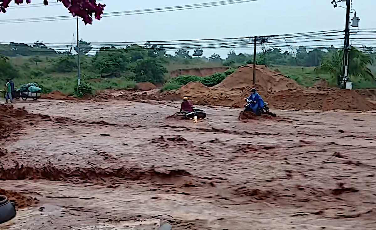 Lũ cát đỏ cuồn cuộn đổ xuống cuốn trôi người và xe máy