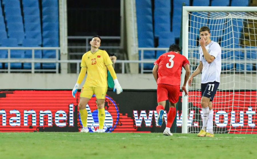 Đặng Văn Lâm (vàng) mắc sai lầm trận tuyển Việt Nam và tuyển Nga. Ảnh: Minh Dân