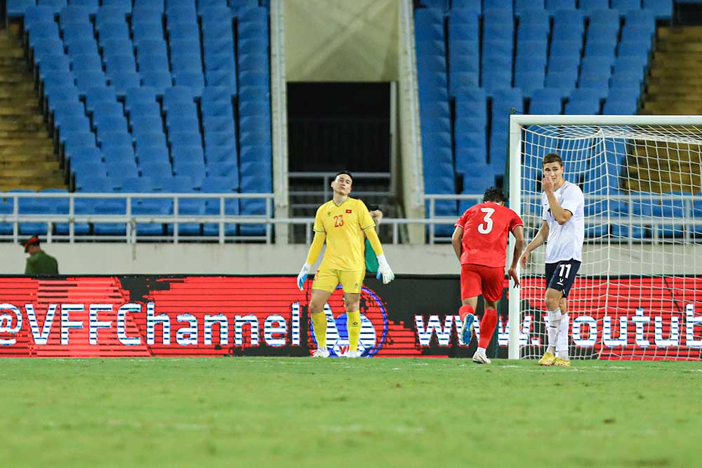 Dang Van Lam made a mistake that led to the second goal of the Vietnam team. Photo: Minh Dan