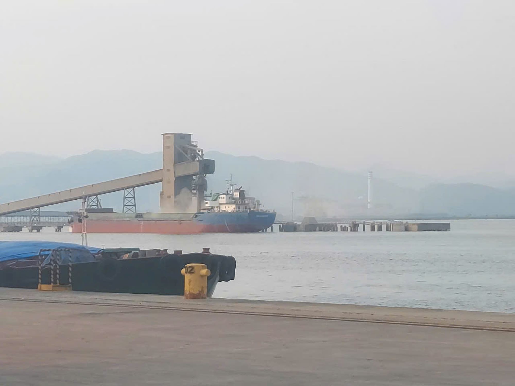 Dust covers the middle of Cua Luc Bay, not far from Cai Lan International Container Port. Photo taken on the afternoon of September 5, 2024. Photo: Nguyen Hung