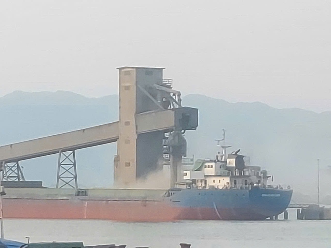 Cận cảnh vị trí xả bụi mịt mù giữa vịnh Cửa Lục vào chiều ngày 5.9.2024. Ảnh: Nguyễn Hùng