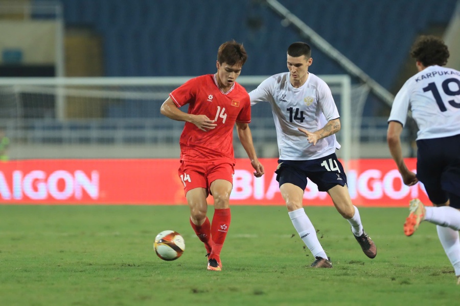 Mr. Kim Sang-sik arranged for Hoang Duc to play as a striker like his predecessor Philippe Troussier had tried. Photo: Minh Dan