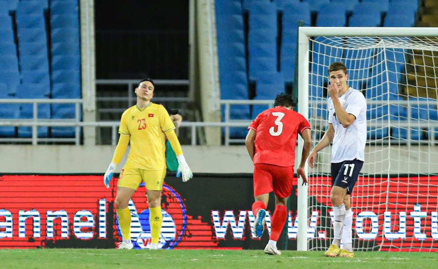 Both goals conceded by the Vietnamese team came from Van Lam's mistakes. Photo: Minh Dan