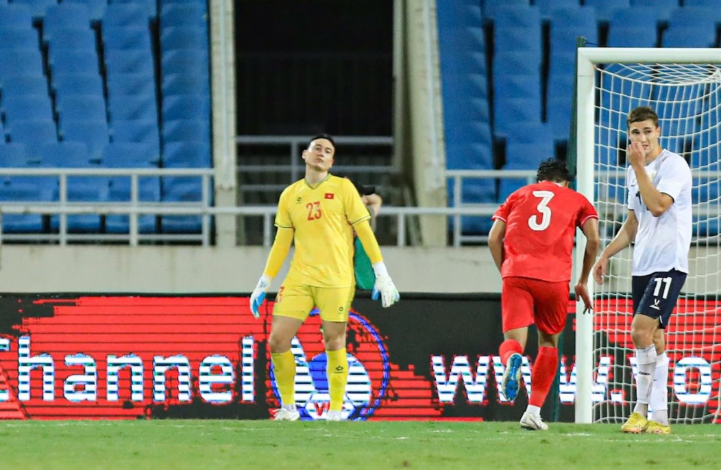 Văn Lâm thất vọng sau khi mắc sai lầm dẫn đến bàn thua của tuyển Việt Nam. Ảnh: Minh Dân