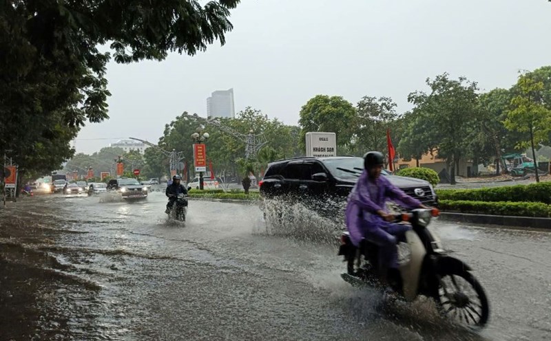 Sáng 6.9, thời tiết tại Thanh Hóa có mưa rất to, không ngớt trước khi bão số 3 Yagi đổ bộ. Ảnh: Quách Du