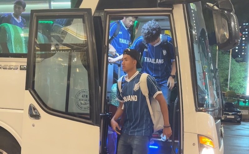 Tuyển Thái Lan có mặt tại Việt Nam vào tối muộn 5.9. Ảnh: VFF