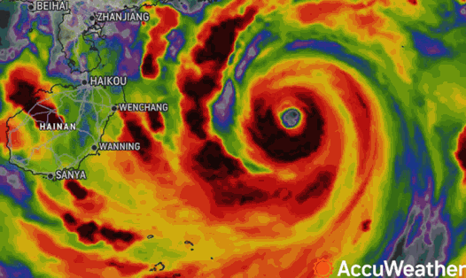 Mắt bão Yagi đã rõ rệt khi tiến gần đảo Hải Nam (Trung Quốc). Ảnh: AccuWeather