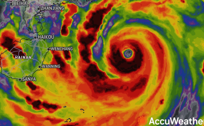 Mắt bão Yagi đã rõ rệt khi tiến gần đảo Hải Nam (Trung Quốc). Ảnh: AccuWeather