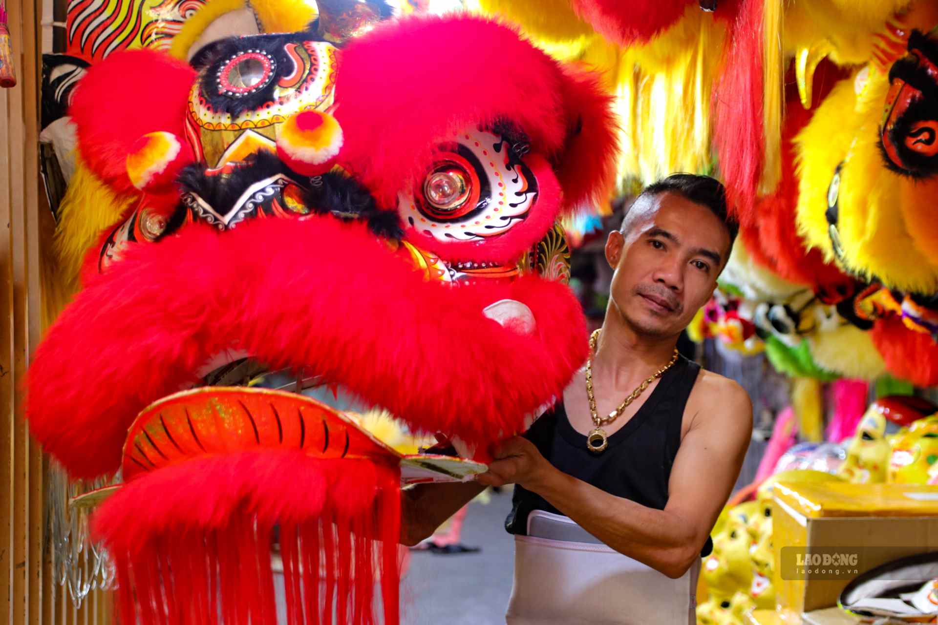 Learning from previous years' experience, this year, Mr. Truong Nhu Rem (47 years old, owner of a lion head production facility on Tran Hung Dao Street, Hue City) started producing lion heads for the Mid-Autumn Festival earlier than every year.