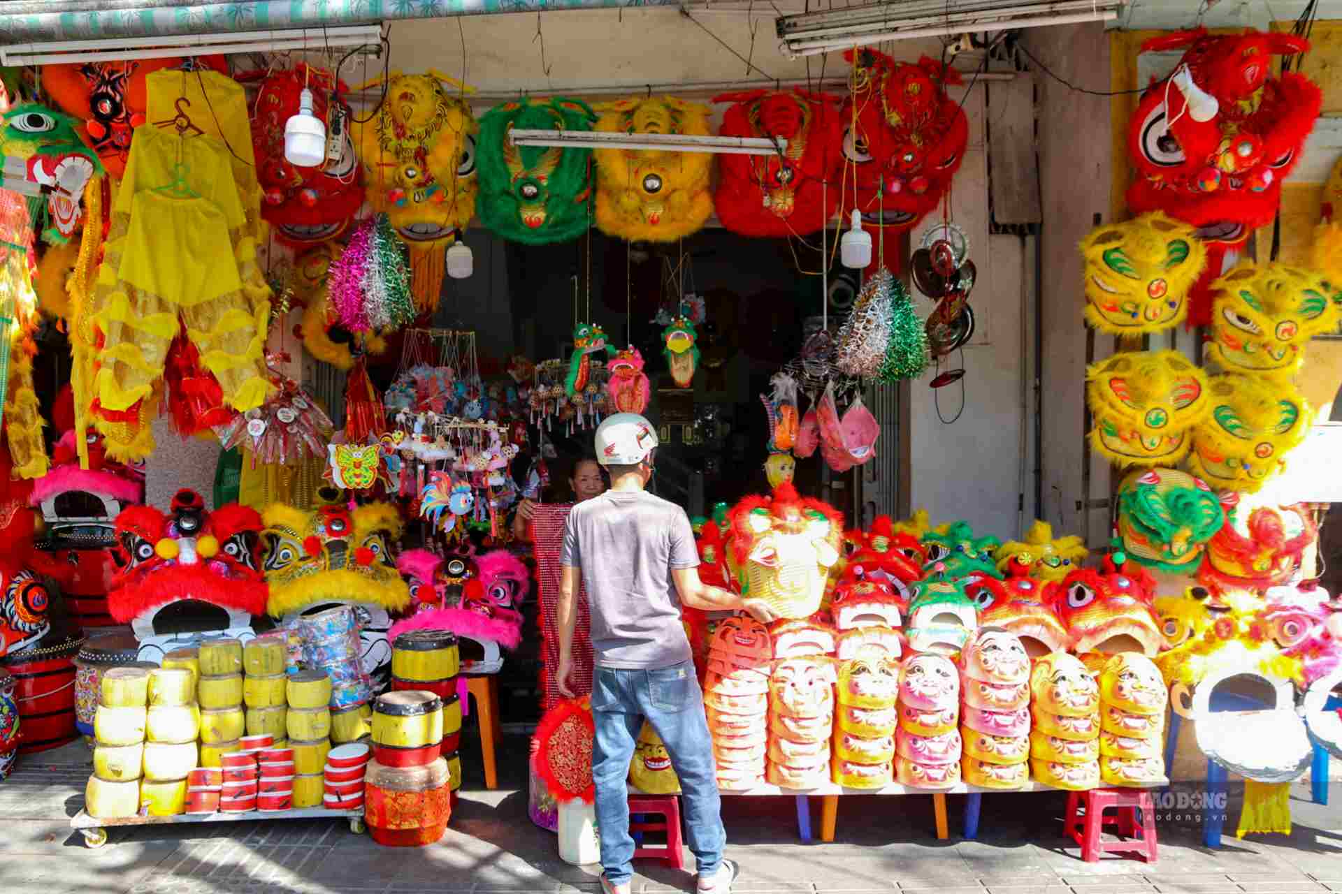 Workers here are busy from early morning to late night to meet the demand for Mid-Autumn Festival. However, the number of customers buying lion heads to play on Mid-Autumn Festival is still low.