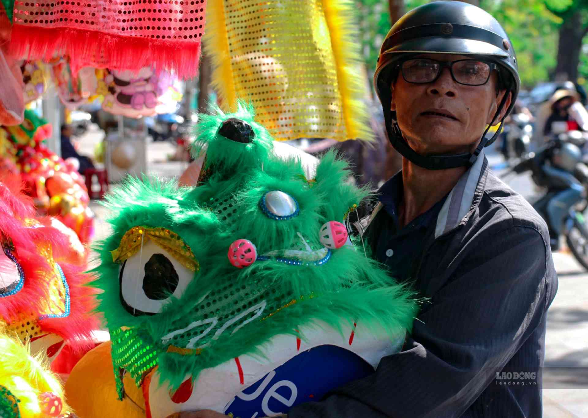 A father went to buy a lion head for his child to play with during the Mid-Autumn Festival.