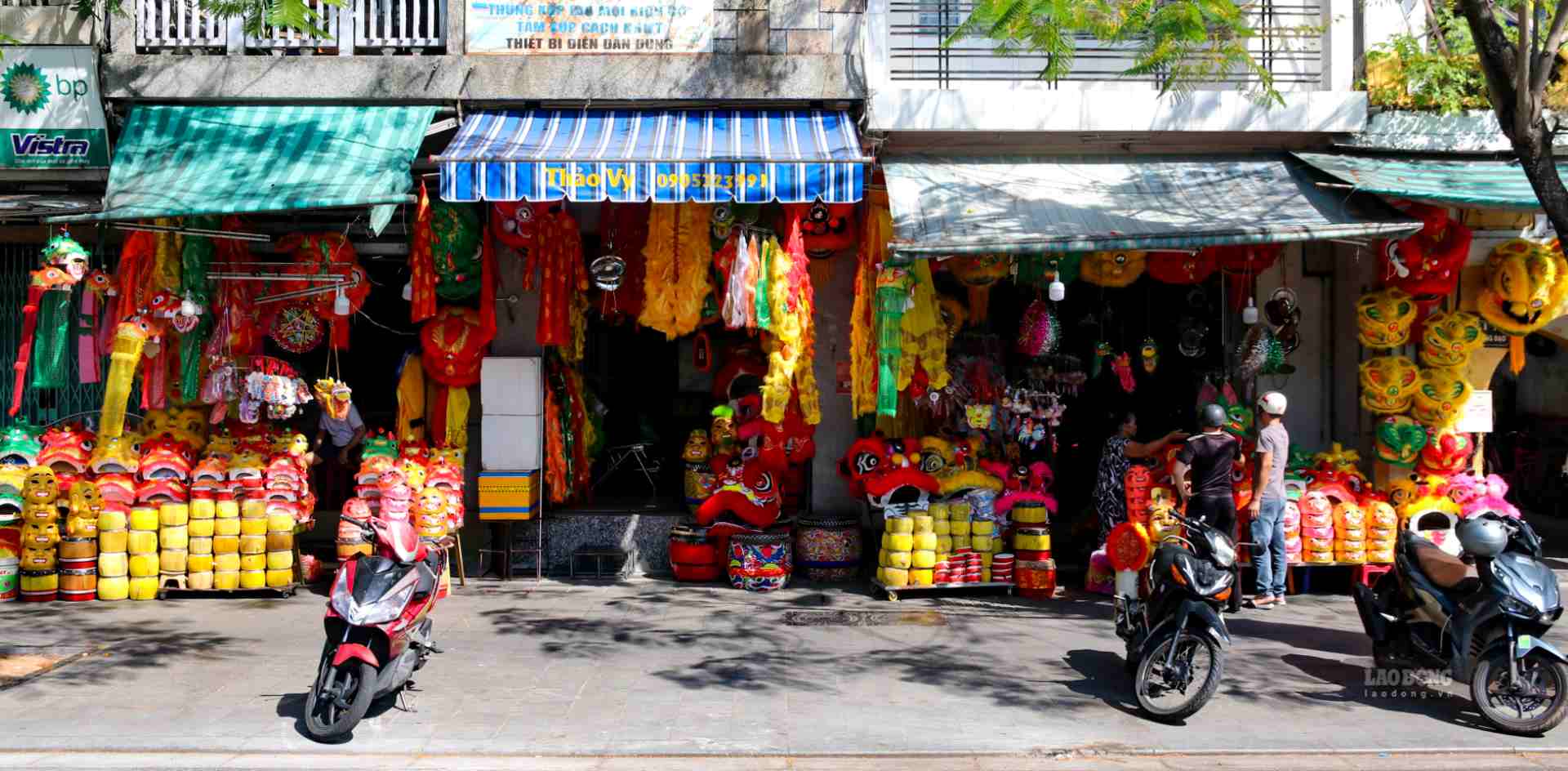 In previous years, when the demand for lion heads for the Mid-Autumn Festival was still stable, Mr. Rem’s largest lion head production facility in Hue City did not have enough goods to sell. However, this year, there are many lion heads produced, and they were prepared early, but customers are still sparse, making Mr. Rem and many other lion head production facilities worried.  