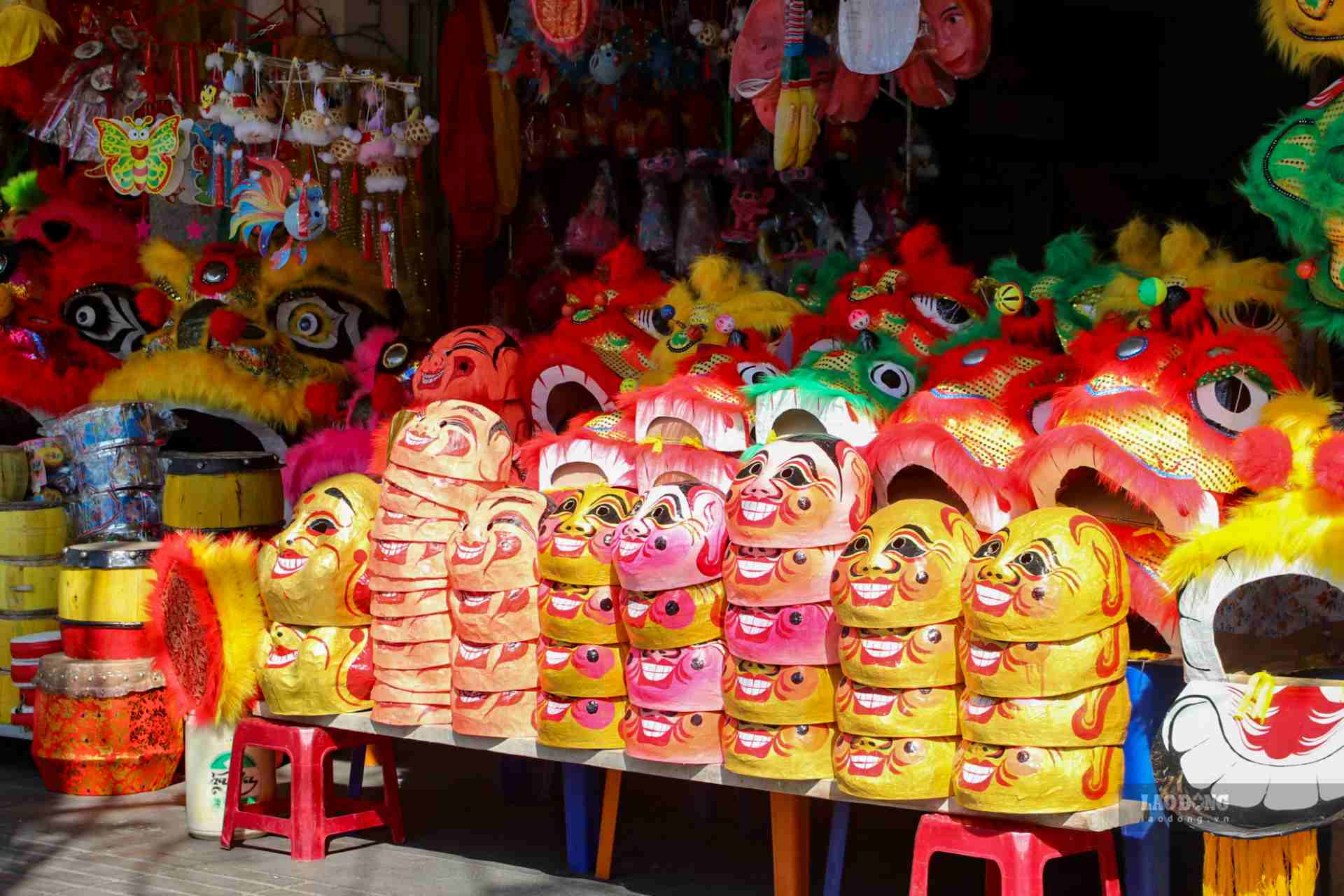 Yet this year, the Mid-Autumn Festival is approaching, but there are still many lion heads that have not been sold, making many production facility owners worried.