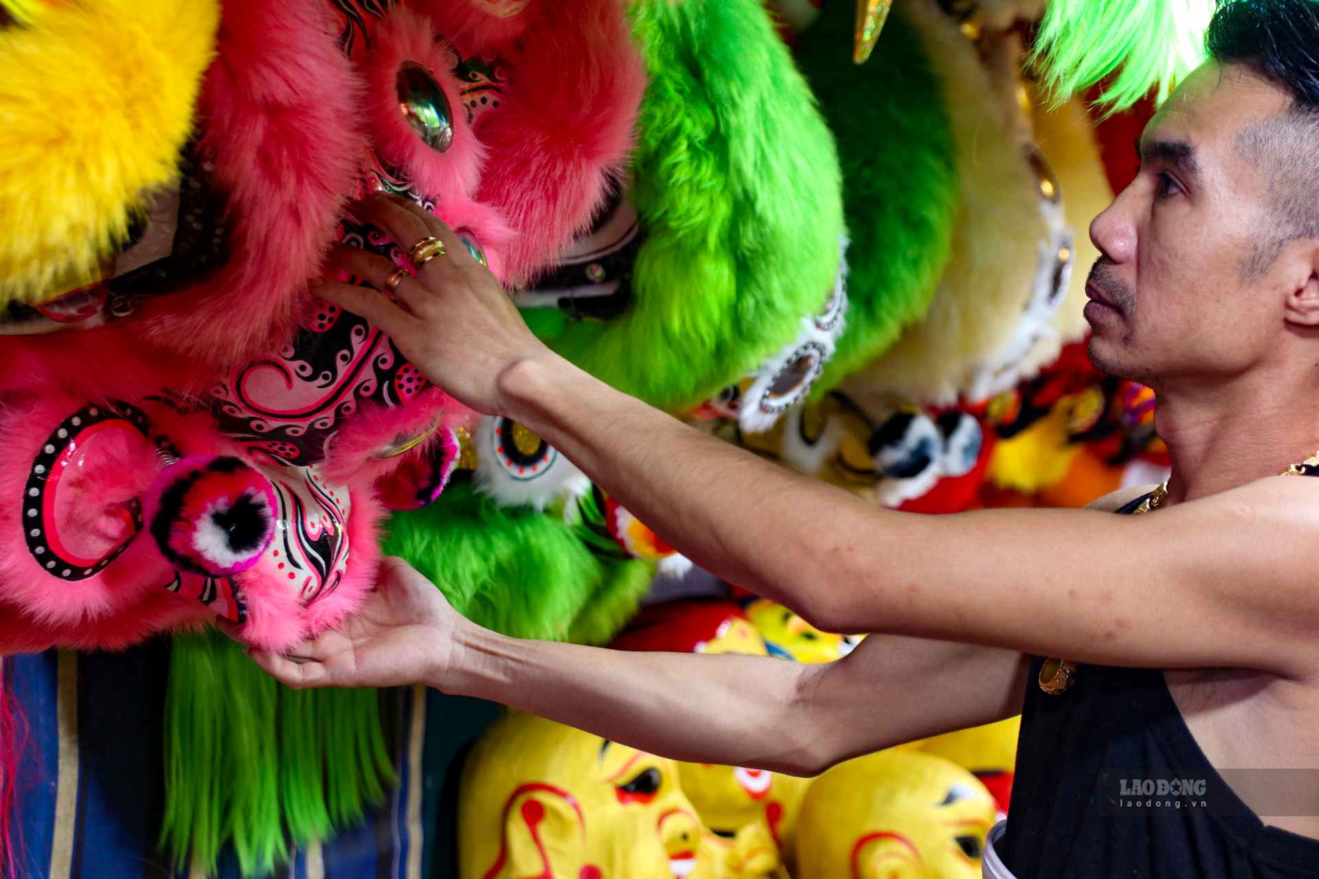 According to research, Mr. Truong Nhu Rem’s lion head production facility is the largest in the ancient capital of Hue. With 28 years of experience in the profession, Mr. Rem’s workshop has up to 16 workers. The products of this facility are exported to many places in the country such as Da Nang, Quang Nam, Gia Lai, Dong Hoi… even many foreign tourists buy them.