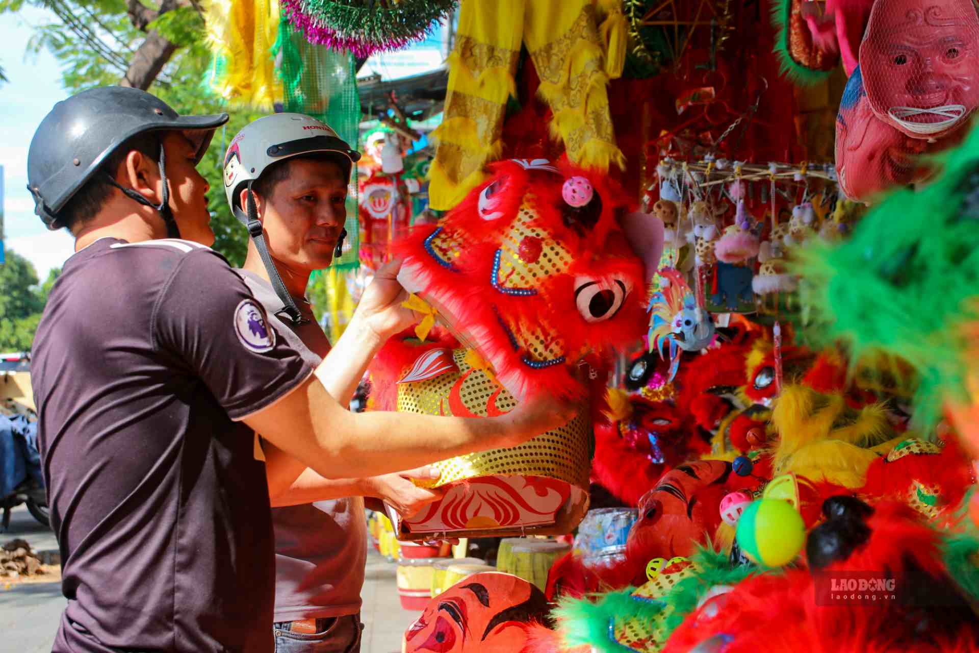 Until now, at this time, in every alley and street in Hue City, everywhere is bustling with drum sounds, lion dance troupes perform to serve tourists, people compete to buy lion heads, drums, costumes...