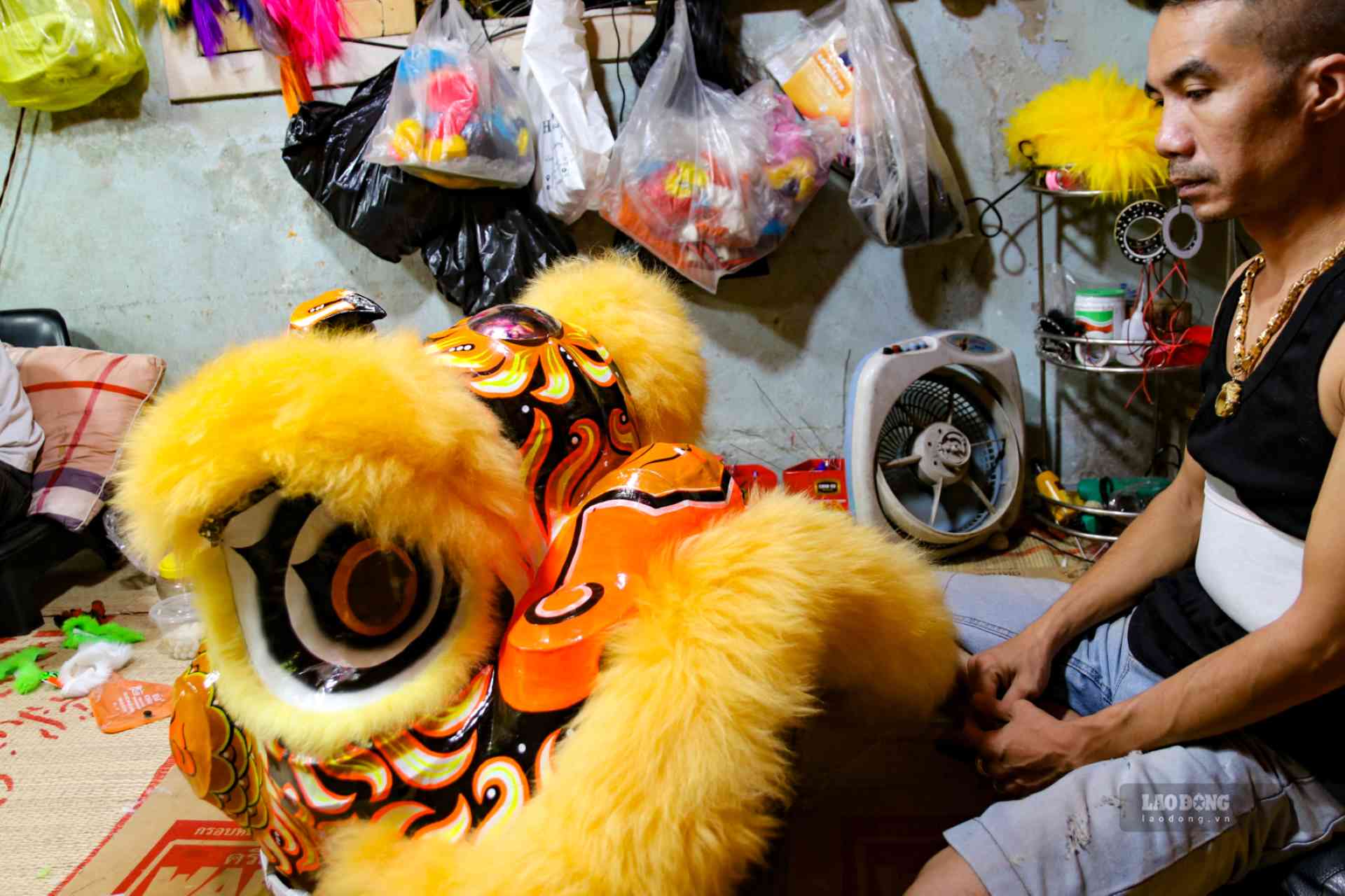 However, with only 10 days left until the Mid-Autumn Festival, Rem's workshop and many other establishments are still deserted, with only a few people coming to buy.