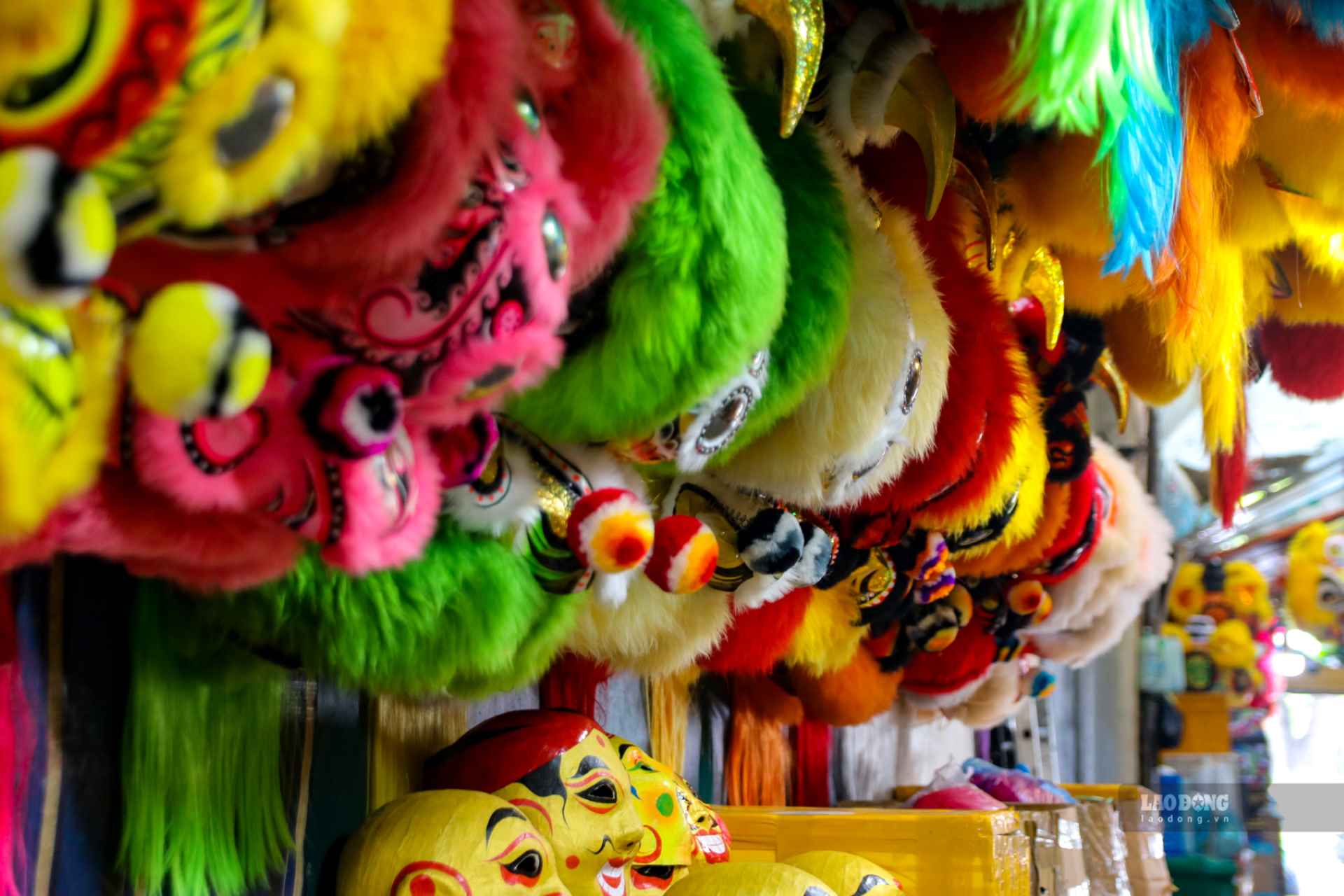 Tran Hung Dao Street (Hue City) is known as the largest “capital” of lion head production in Hue. These days, every house is filled with lion heads of all sizes and colors, making the whole street bright and cheerful.