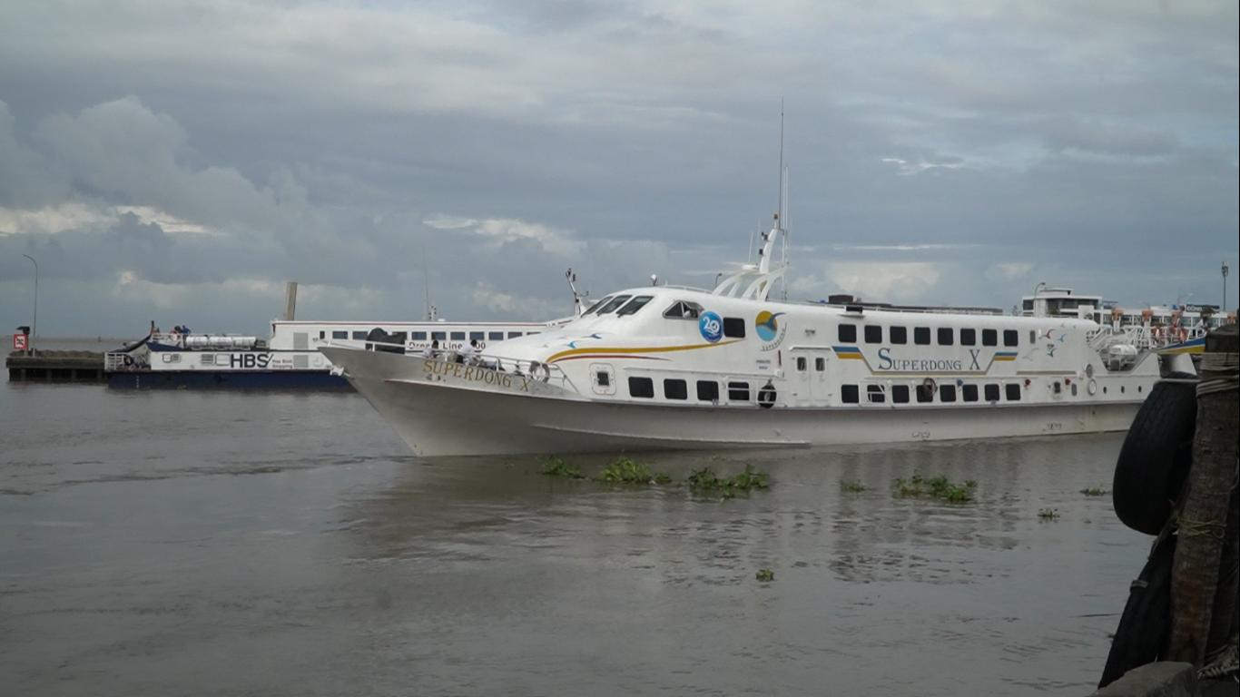 Những chuyến tàu phà đi các đảo ở Kiên Giang tạm ngưng hoạt động vì thời tiết xấu. Ảnh: Nguyên Anh