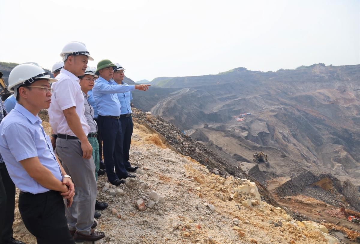 Lãnh đạo TKV kiểm tra công tác phòng, chống bão Yagi tại mỏ than lộ thiên của Công ty CP Than Hà Tu. Ảnh: Truyền thông TKV