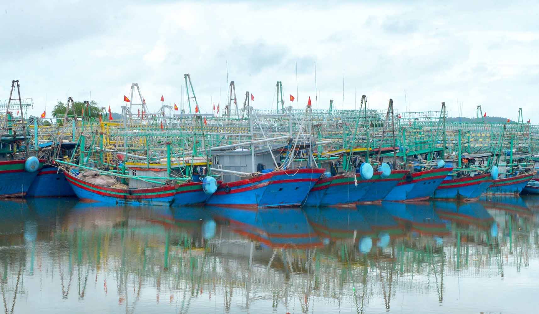 Các tàu thuyền đánh cá ngoài khơi của Nghệ An đã vào bờ tránh bão số 3. Ảnh: Hải Đăng