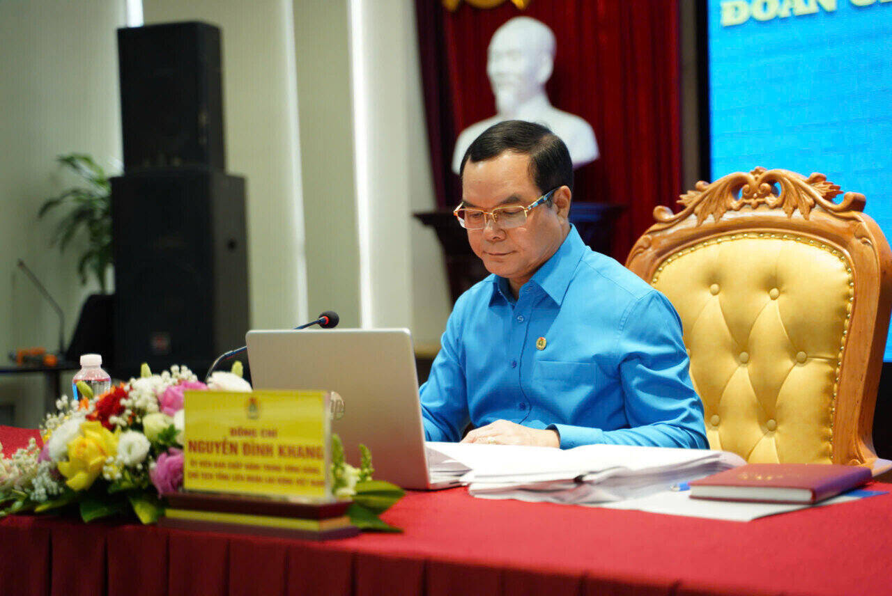 Chairman Nguyen Dinh Khang chaired the Conference. Photo: Phu Den