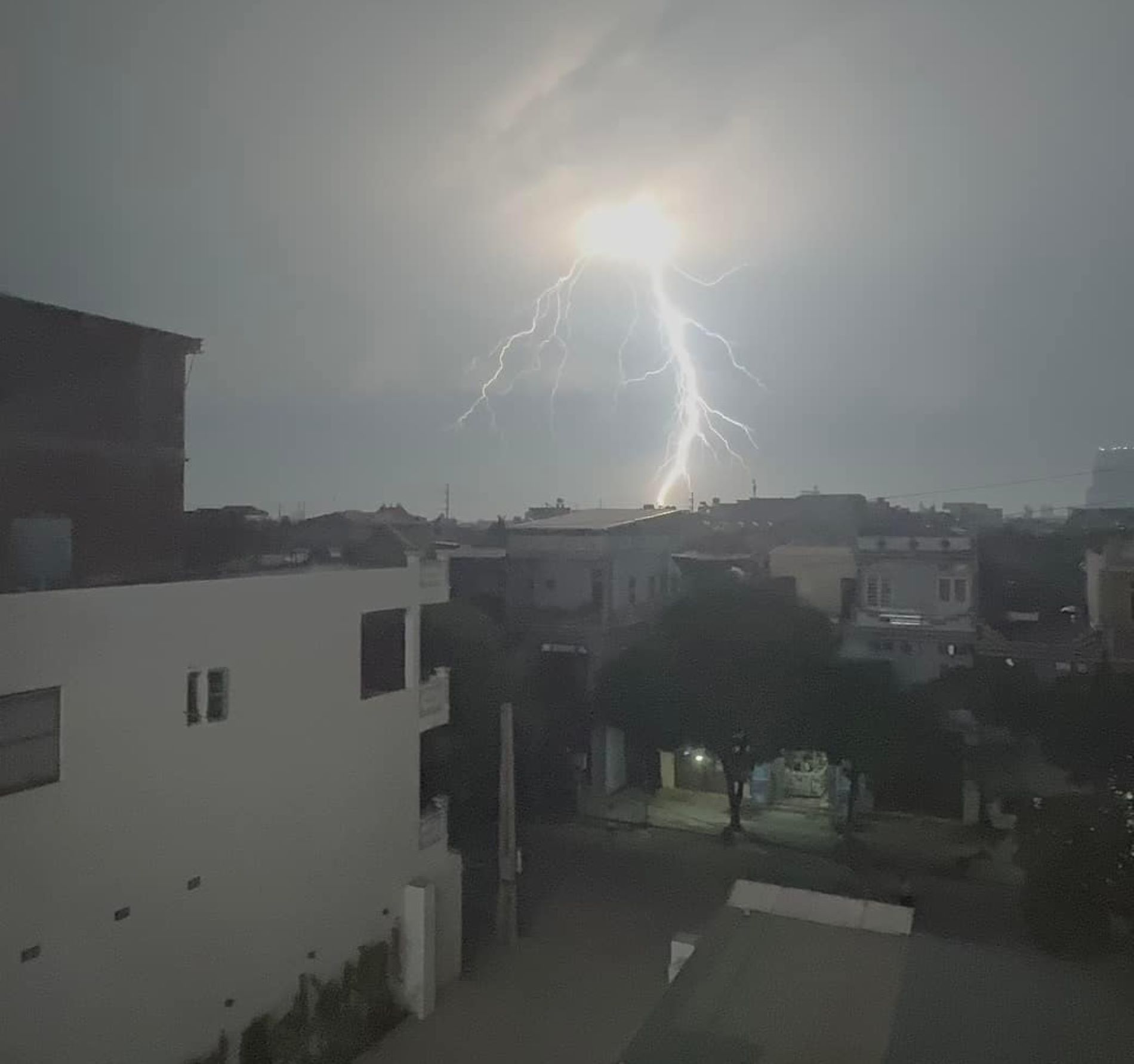 A large lightning strike struck Tien Phong ward, Thai Binh city at 10pm last night, September 5. Photo: Nam Hong