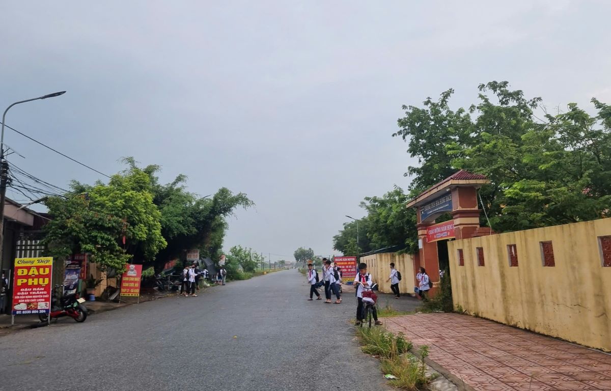 Nhiều học sinh Trường THCS Hoa Hồng Bạch (xã Hồng Bạch, huyện Đông Hưng, tỉnh Thái Bình) đến trường và trở về trong sáng nay 6.9. Ảnh: Nam Hồng