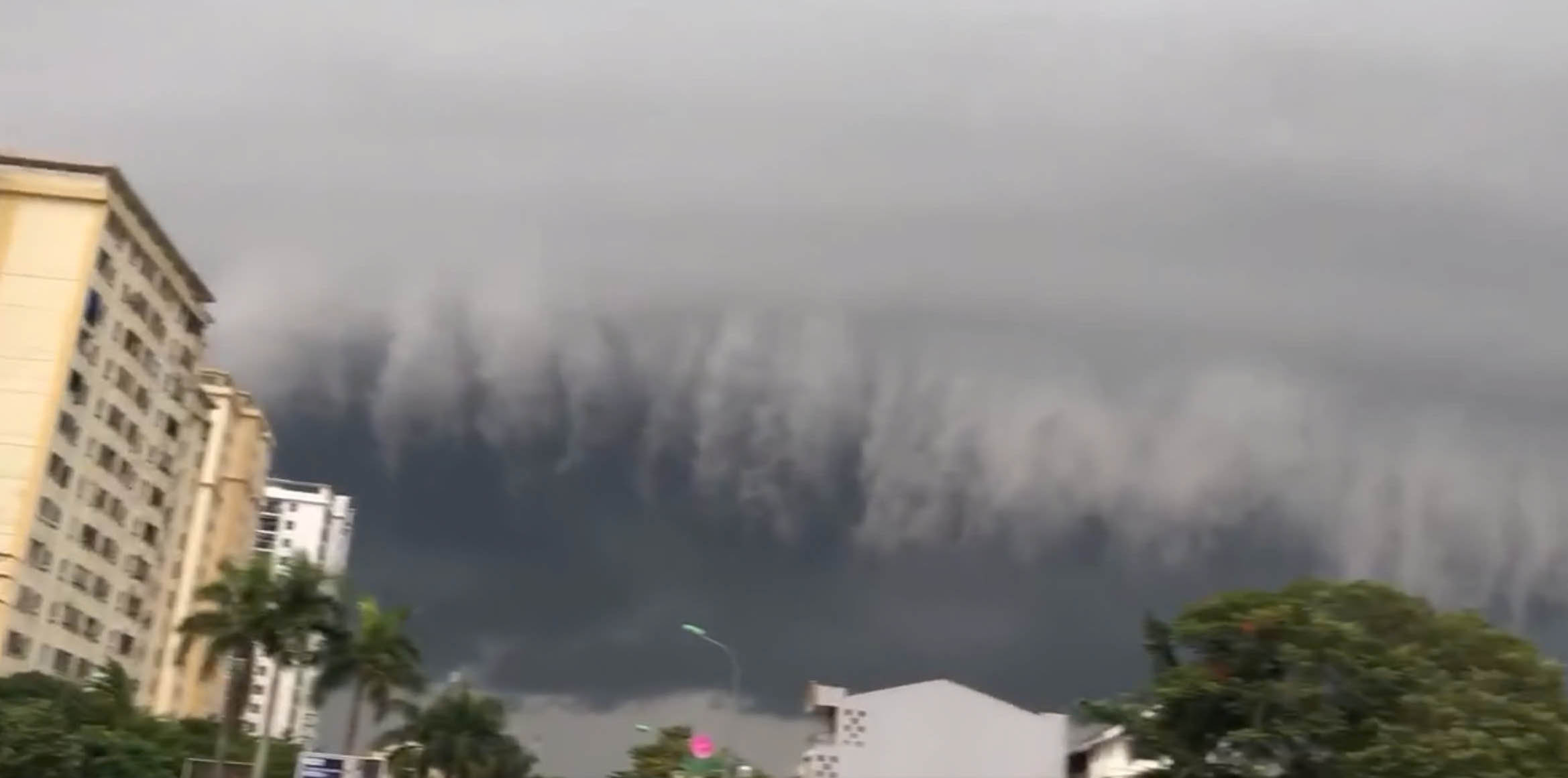 Dark clouds predict a big storm. Photo: Quang Dai