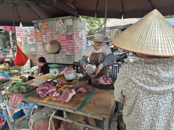 Một tiểu thương bán thịt cho biết đã phải nhập thêm thịt liên tục để đáp ứng nhu cầu của người dân. Nhiều người mua đến hàng kg thịt để về tích trữ. Ảnh: Phan Anh. 