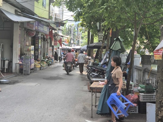 Mới 8 rưỡi sáng nhưng nhiều tiểu thương bán thịt lợn đã hết sạch hàng, chuẩn bị thu dọn ra về. Ảnh: Phan Anh. 