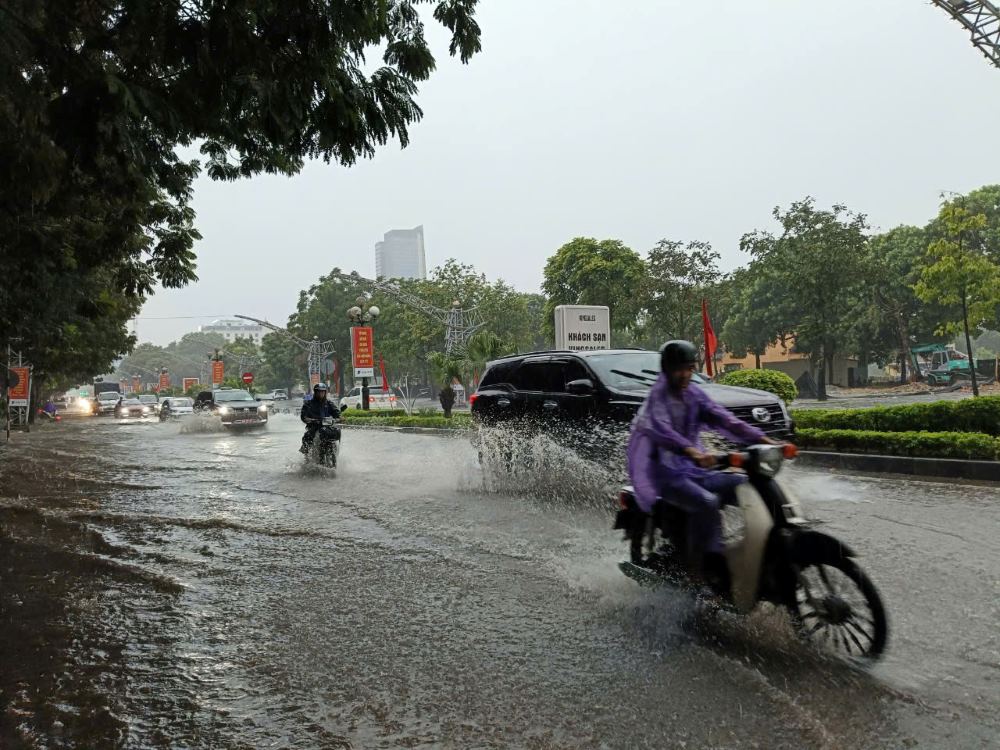 Trong sáng ngày 6.9, thời tiết tại Thanh Hóa có mưa rất to, không ngớt. Ảnh: Quách Du