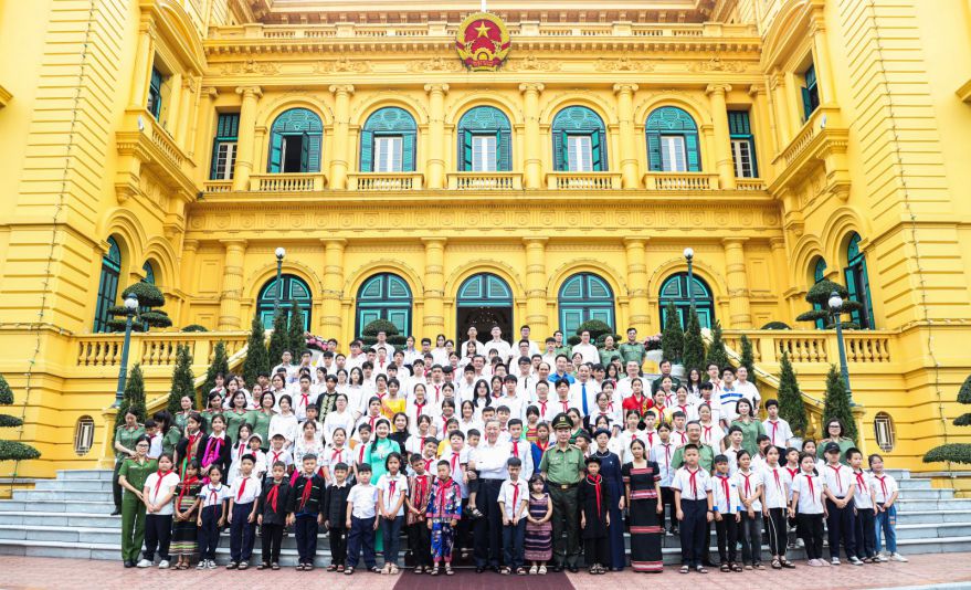 Chủ tịch nước Tô Lâm với các đại biểu và học sinh tiêu biểu tham dự chương trình ''Trại hè yêu thương'' ngày 28.5.2024. Ảnh: Văn phòng Chủ tịch nước