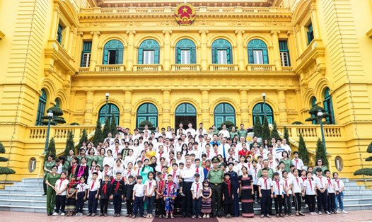 Chủ tịch nước Tô Lâm với các đại biểu và học sinh tiêu biểu tham dự chương trình ''Trại hè yêu thương'' ngày 28.5.2024. Ảnh: Văn phòng Chủ tịch nước
