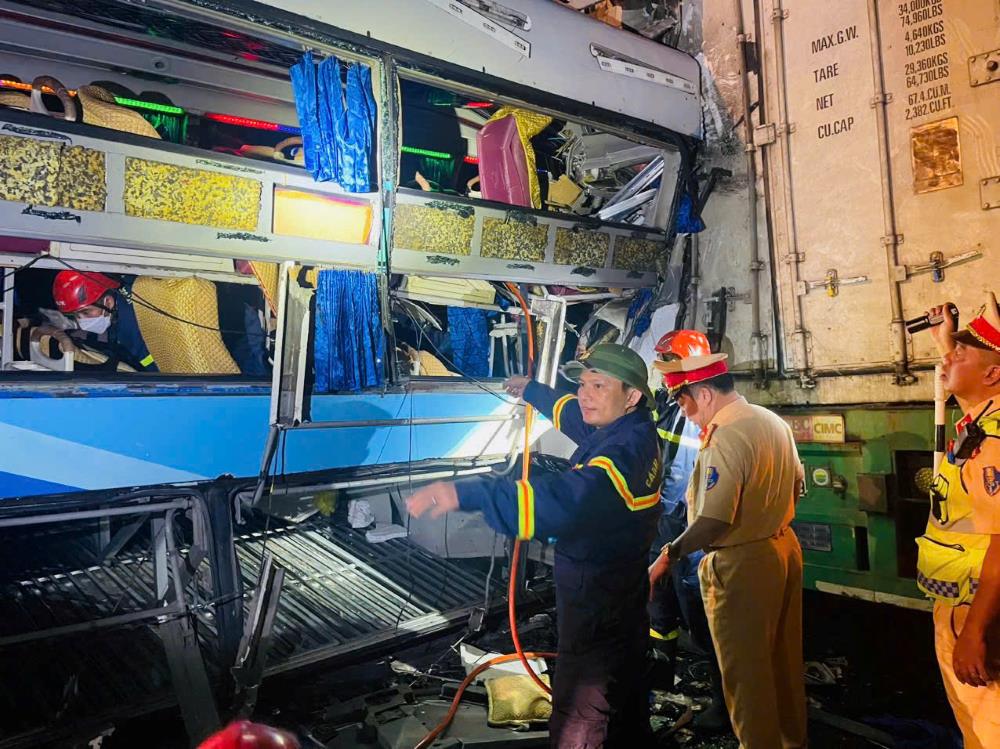 The moment of rescuing the victims trapped on the bus after the accident. Photo: Thanh Hoa Police