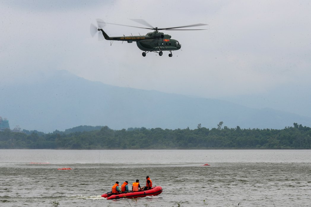 Bộ Tổng Tham mưu yêu cầu các đơn vị sẵn sàng thực hiện bay tìm kiếm cứu hộ, cứu nạn khi có lệnh của Bộ Quốc phòng để ứng phó với bão số 3. Ảnh: Nguyễn Bình