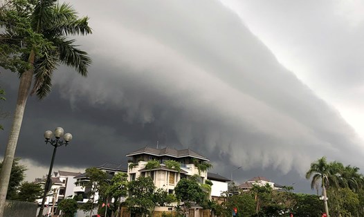 Mây đen khổng lồ bao phủ thành phố Vinh trước bão số 3. Ảnh: Quang Đại