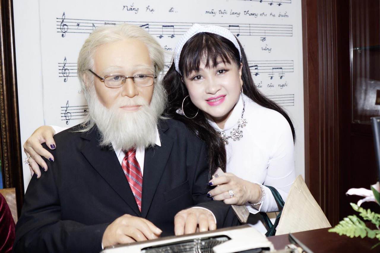 Ca sĩ Bích Thủy bên tượng sáp của cố nhạc sĩ Bắc Sơn. Ảnh: NSCC