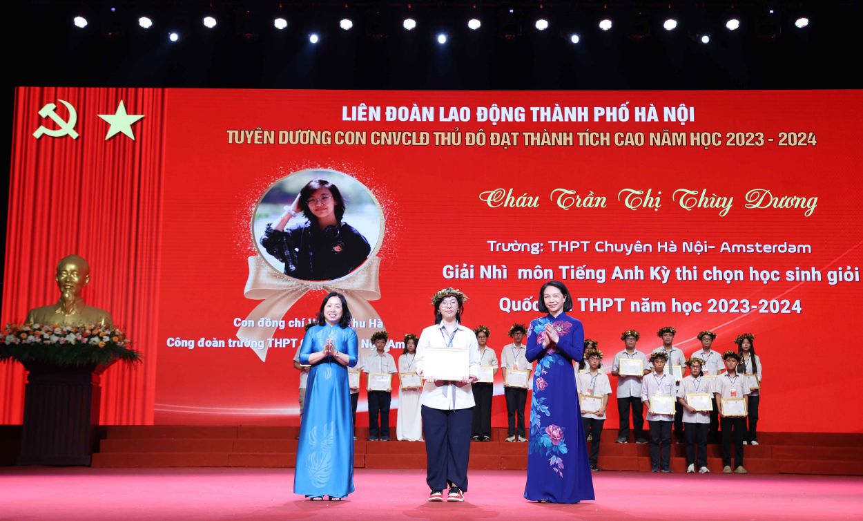 Bà Thái Thu Xương - Phó Chủ tịch Thường trực Tổng LĐLĐVN (bên trái) trao khen thưởng cho con của cán bộ, đoàn viên Hà Nội có thành tích cao trong học tập. Ảnh: Mạnh Quân